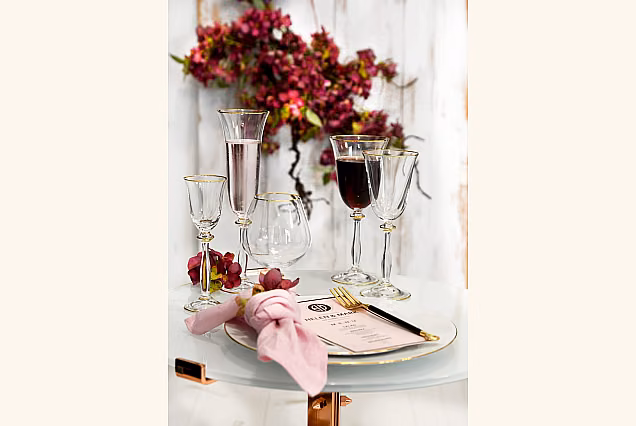 Beautiful New York-NYC White Wine Glasses with a Gold Rim 185ml